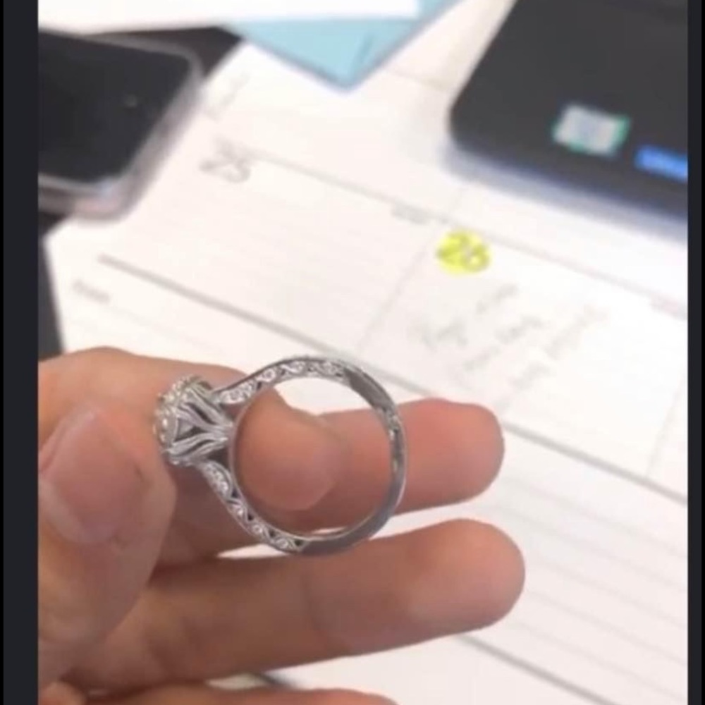 Engagement ring - Picture 4 of 5